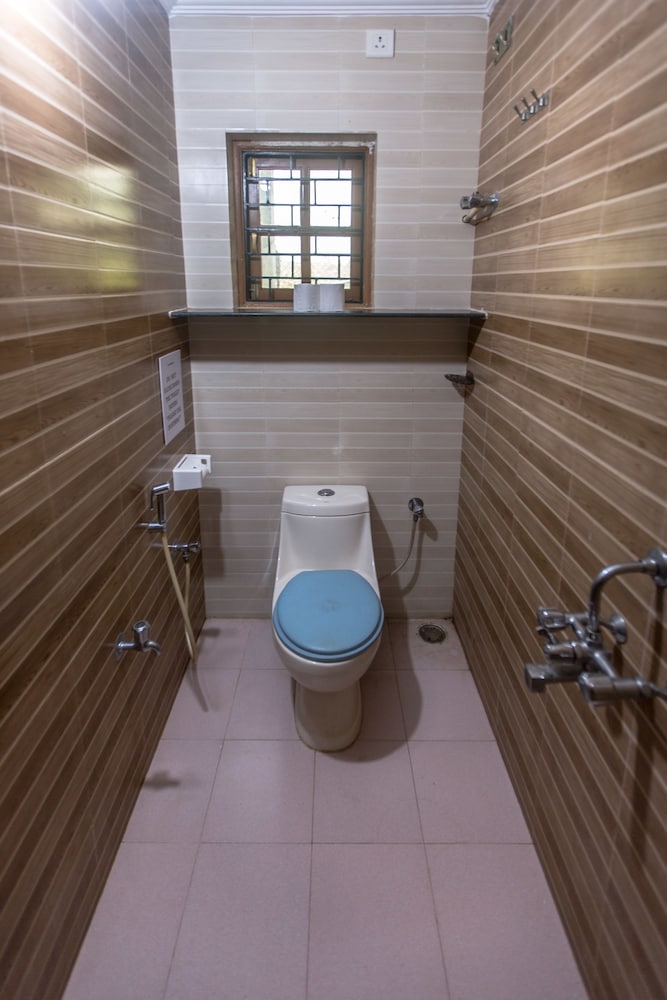 8 Bed Deluxe Mixed Dormitory with Balcony photo 2