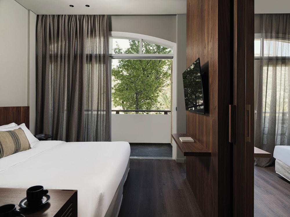 Hotel Family Room with Garden View photo 2