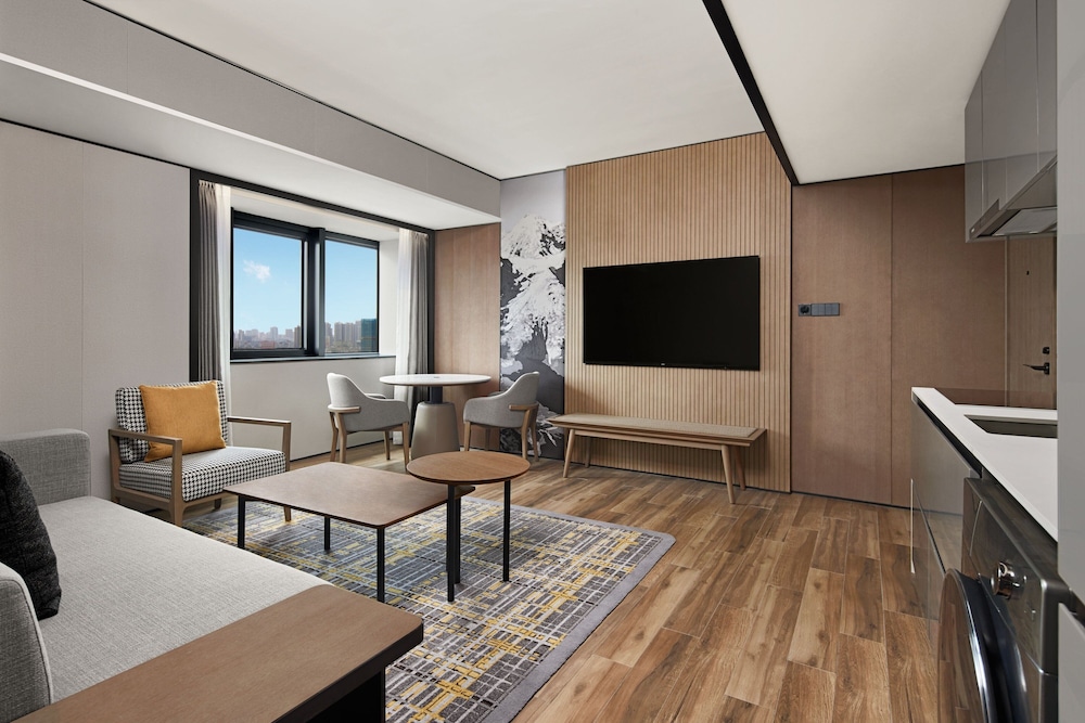 Club Suite, 1 King Bed, City View - Photo 1
