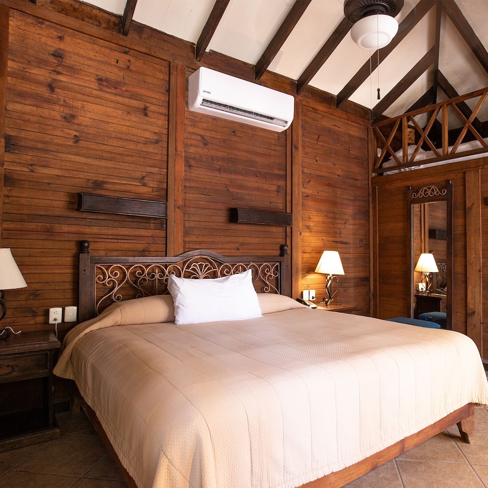 OceanFront Bungalow - King Bed - Photo 9