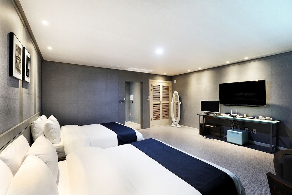 Premium Twin Room (Breakfast not provided on Monday) - Photo 8