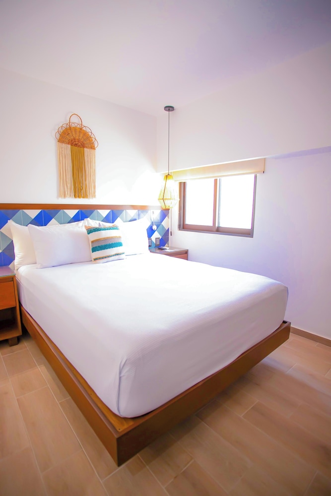 Superior Room, 1 Queen Bed, Refrigerator - Photo 6