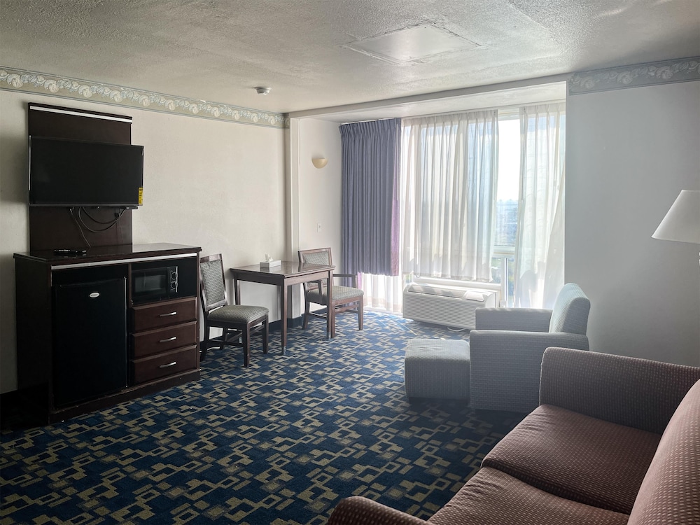 Deluxe Suite, 2 Queen Beds, Non Smoking, Refrigerator & Microwave photo 2