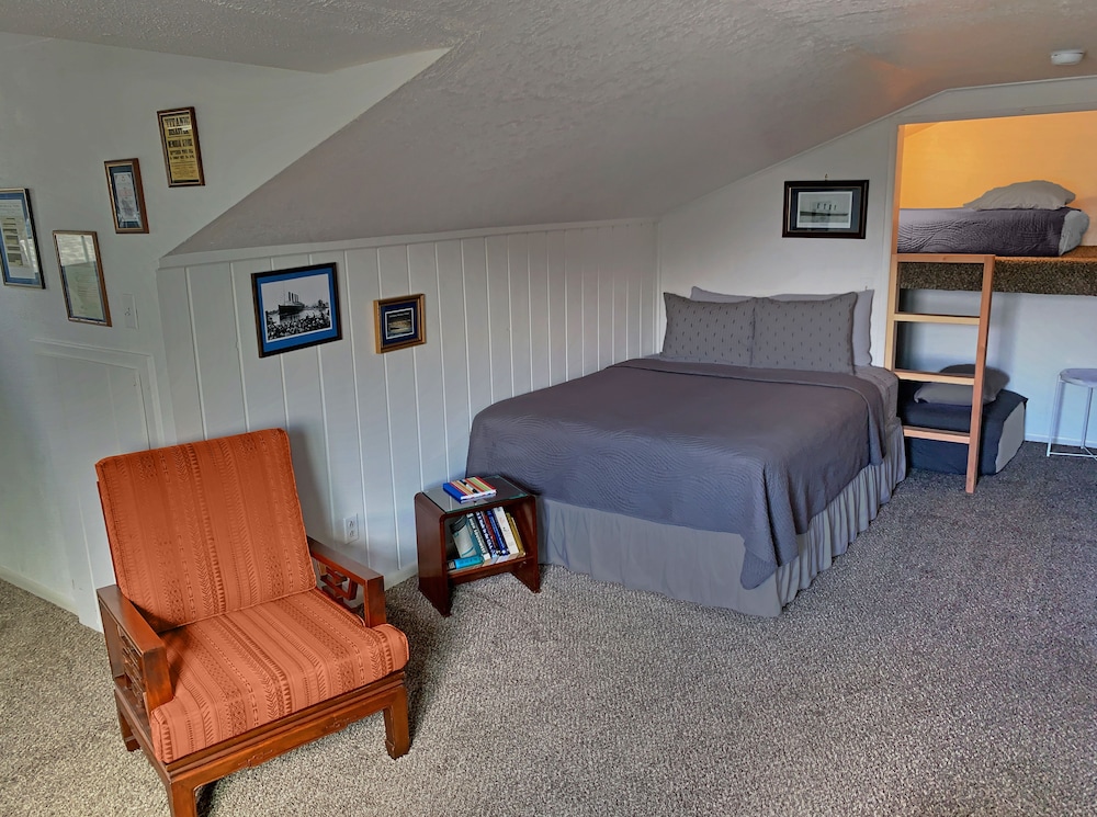 C12. Captain's Quarters (No Pets) photo 3