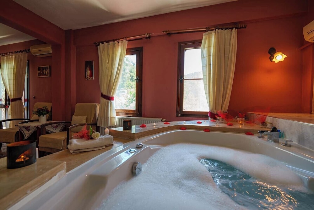 Luxury Studio Suite, Mountain View - Photo 1