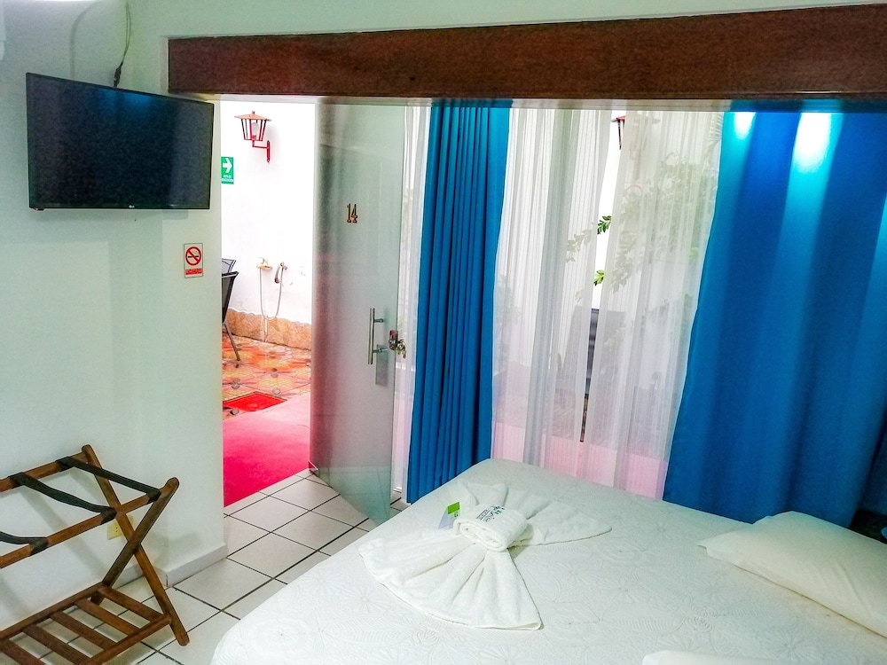 Economy Room, 1 King Bed photo 2