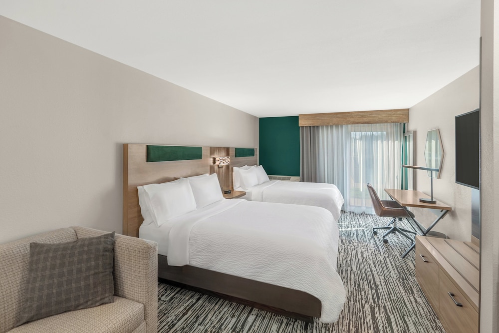 Room, 2 Queen Beds, Mobility Accessible, Lake View