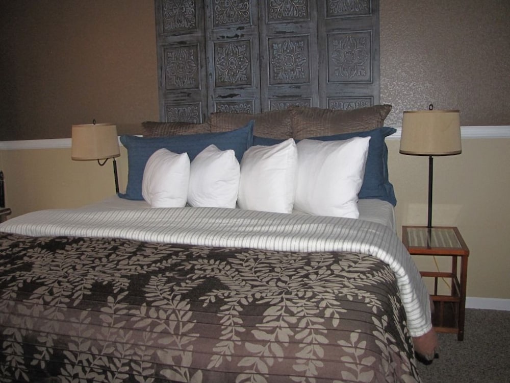 Premium Studio Suite, 1 King Bed, Refrigerator & Microwave photo 3