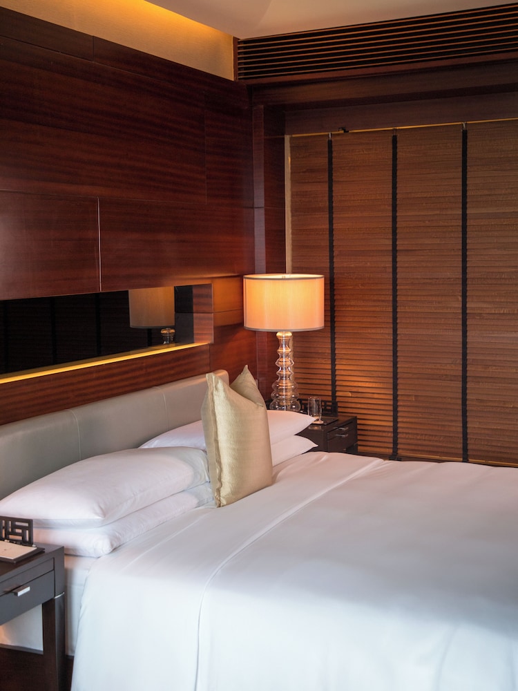 Deluxe Room, 1 King Bed - Photo 3