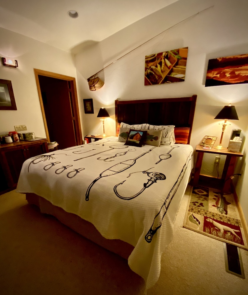 Deluxe Bungalow, 1 King Bed, Non Smoking, Mountain View photo 3