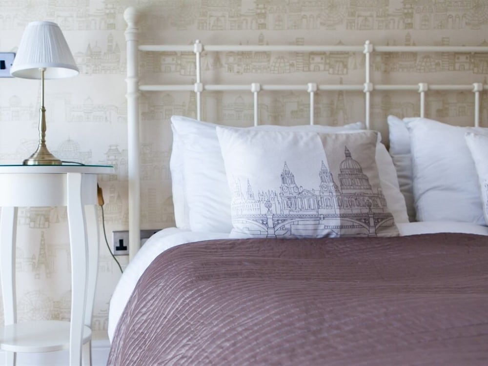 Suite, Ensuite photo 2