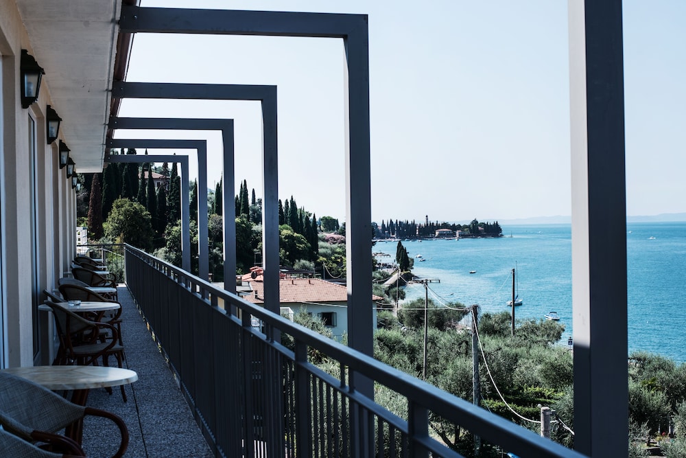 Deluxe Double Room, Lake View (3 pax) - Photo 10