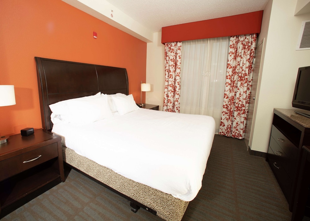 Suite, 1 King Bed, Accessible - Photo 2