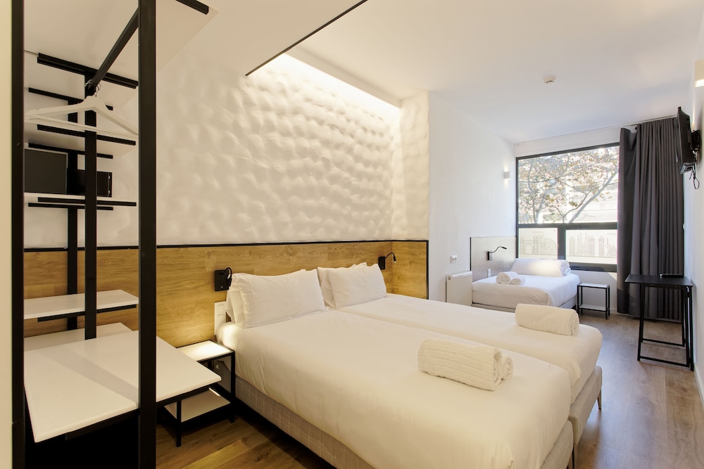 Standard Triple Room, City View photo 2