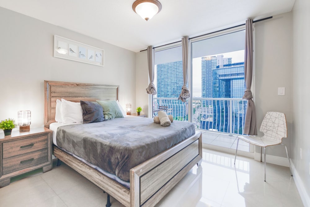Luxury Condo, 3 Bedrooms, City View photo 2