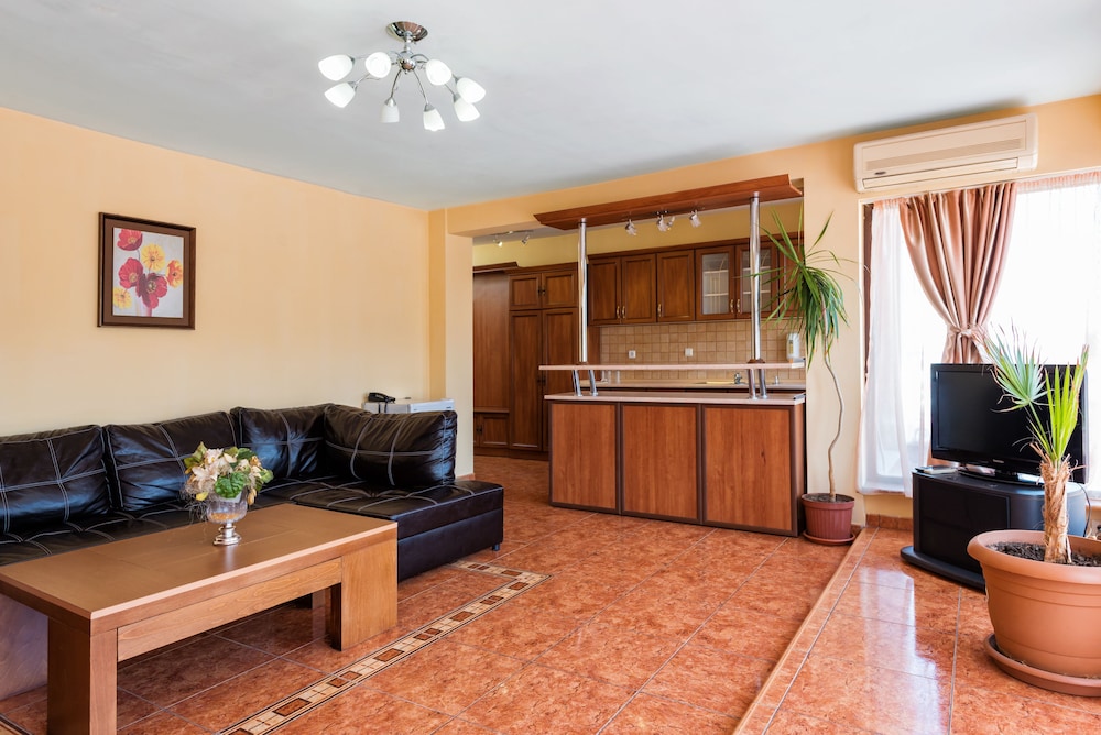 Apartment (Free WiFi & Parking) photo 2