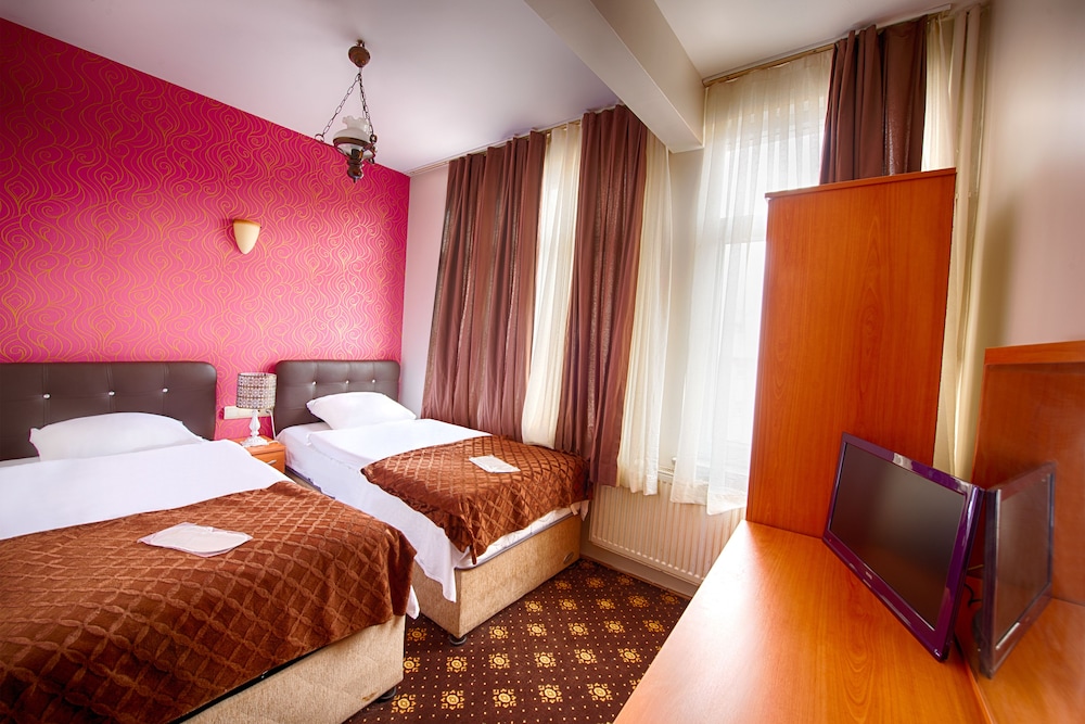 Economy Twin Room, City View photo 1