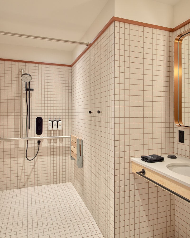 Room, Mobility Accessible (Medium) thumbnail 5