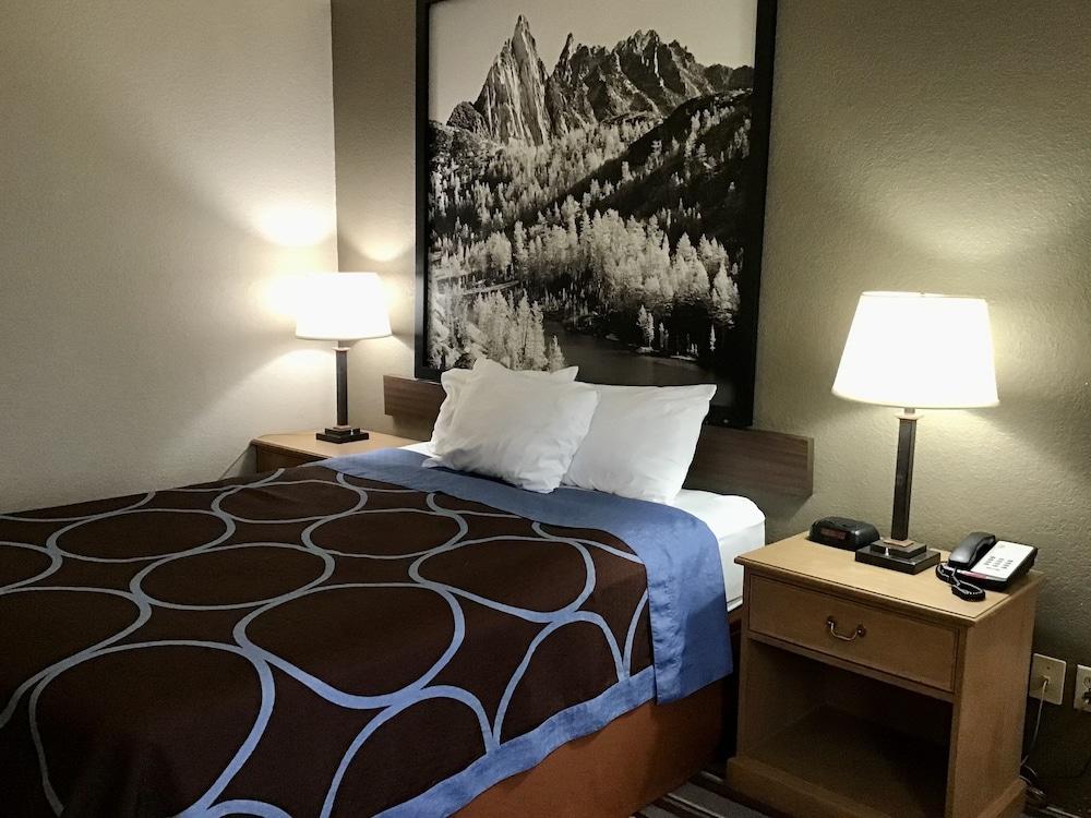 Standard Room, 1 Queen Bed, Accessible - Photo 4