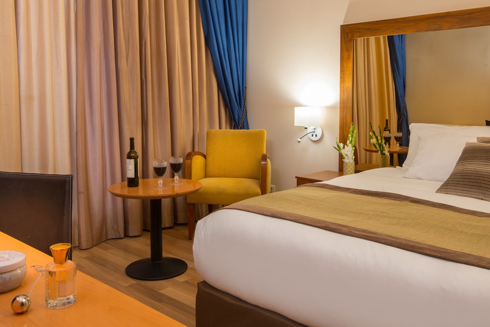 Executive Suite - Photo 3