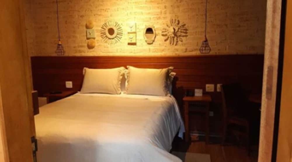 Design Suite, 1 Queen Bed, Hot Tub, Garden View photo 1