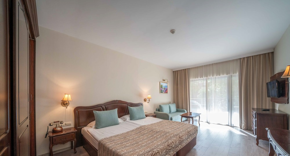 Standard Double Room (Free Beach Access, Free Safe, Minibar) photo 1