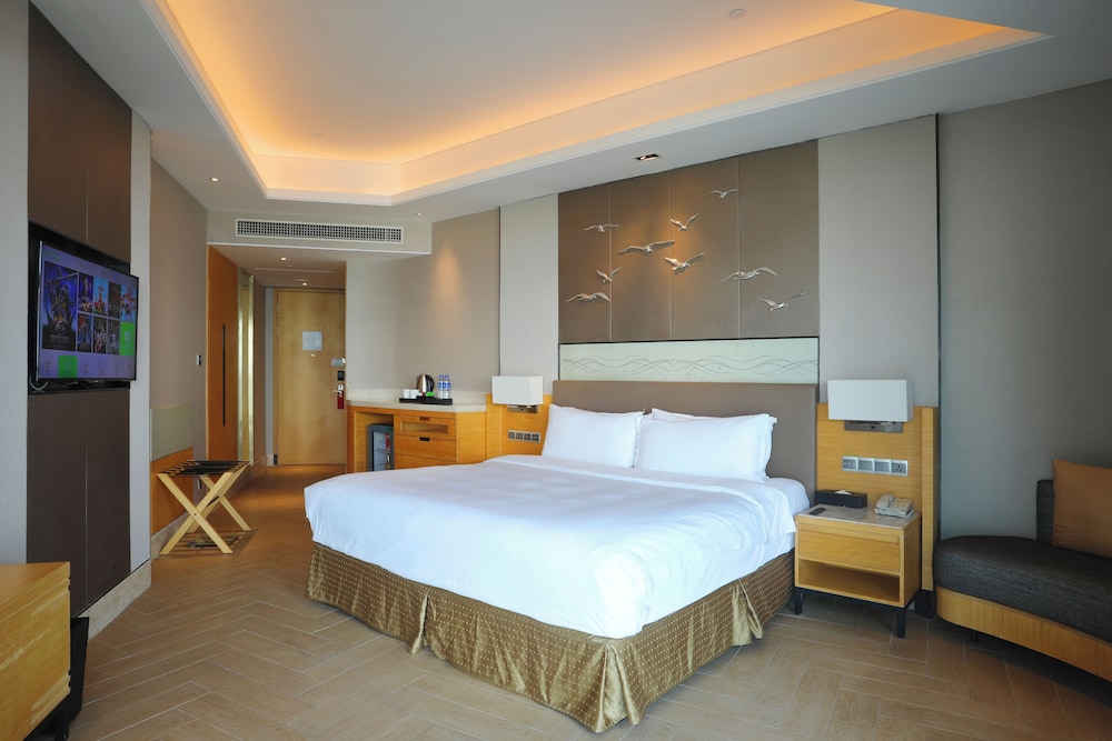 Standard Room, 1 Queen Bed, Smoking photo 2