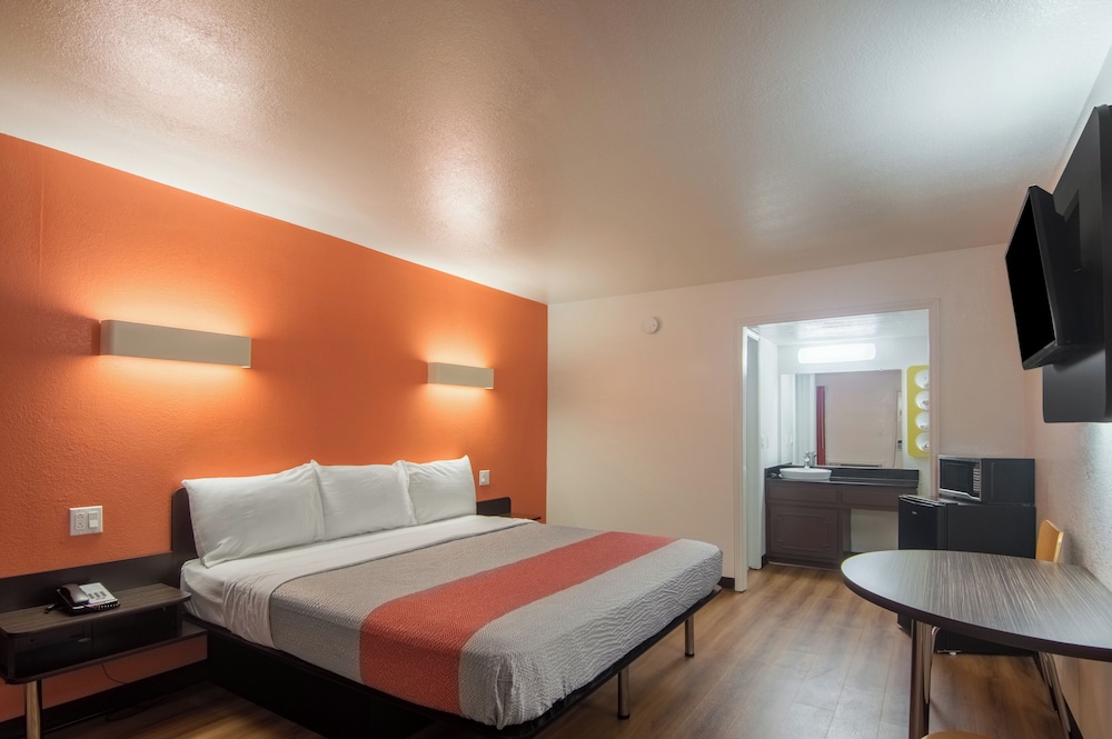 Standard Room, 1 King Bed, Non Smoking, Refrigerator & Microwave - Photo 3