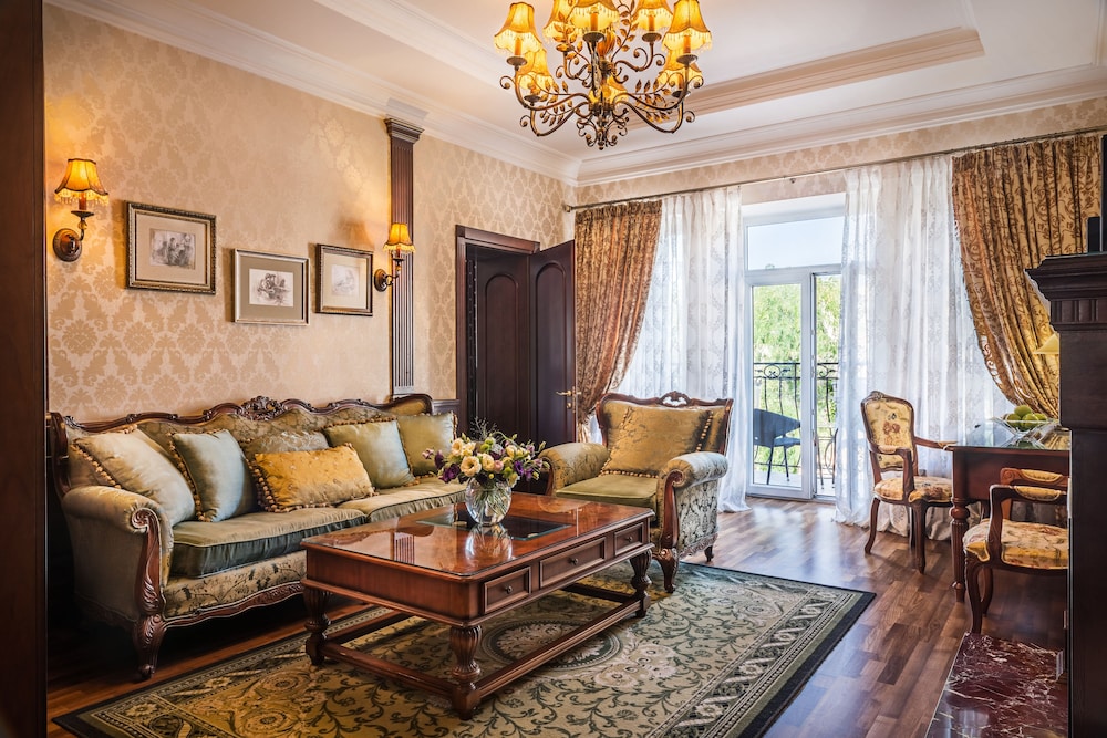 English Style Sophie Suite photo 1