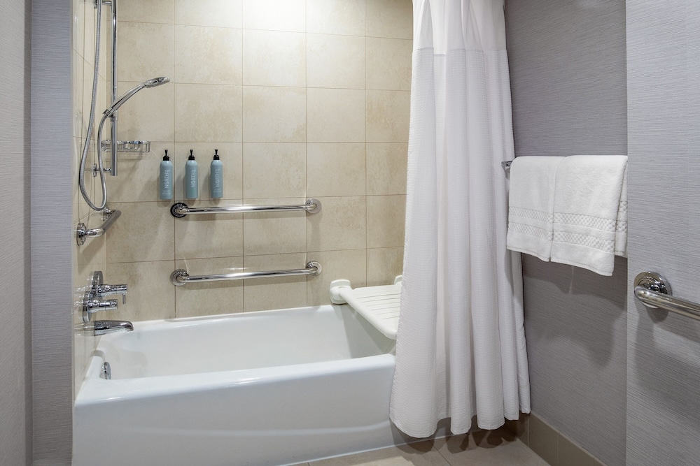 Room, 2 Queen Beds (Mobility/Hearing Access, Roll-In Shwr)