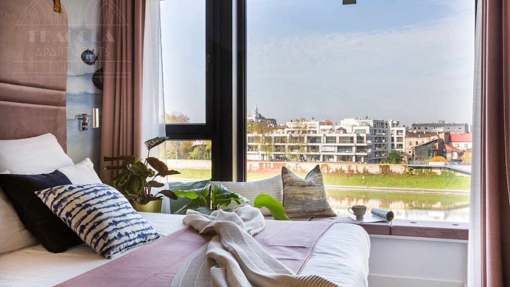 Premium Apartment, 3 Bedrooms, Balcony, River View - Photo 8