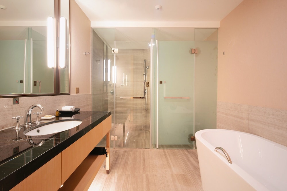 Classic Room, 2 Double Beds, Courtyard View photo 2