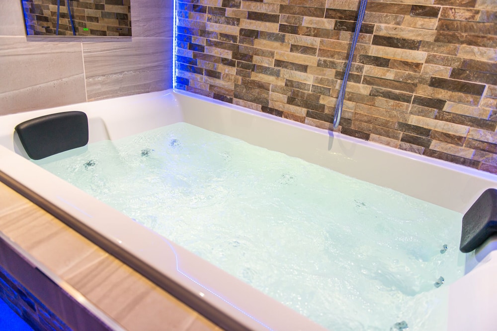Executive Apartment, Accessible, Private Bathroom (Jacuzzi - Apartment 1) - Photo 41