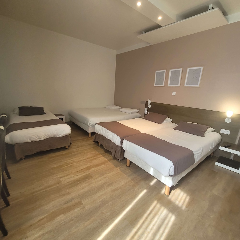 Standard Room, Multiple Beds - Photo 9
