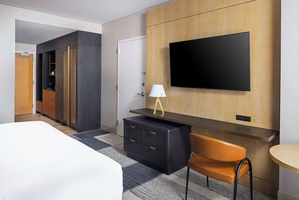Room, 1 King Bed, Bathtub (Peloton) - Photo 2