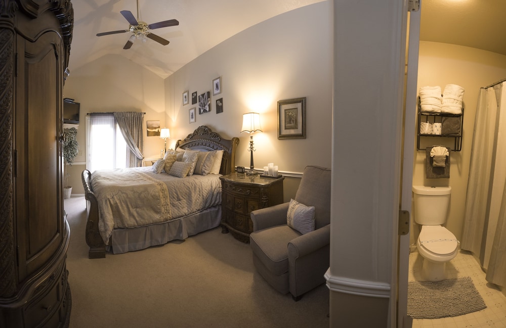 Room, Private Bathroom (08 Cliffside Deluxe King)
