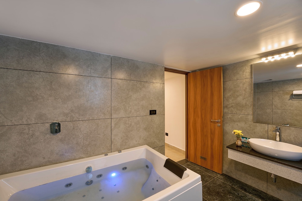 Elite Suite, Non Smoking, Garden View photo 3