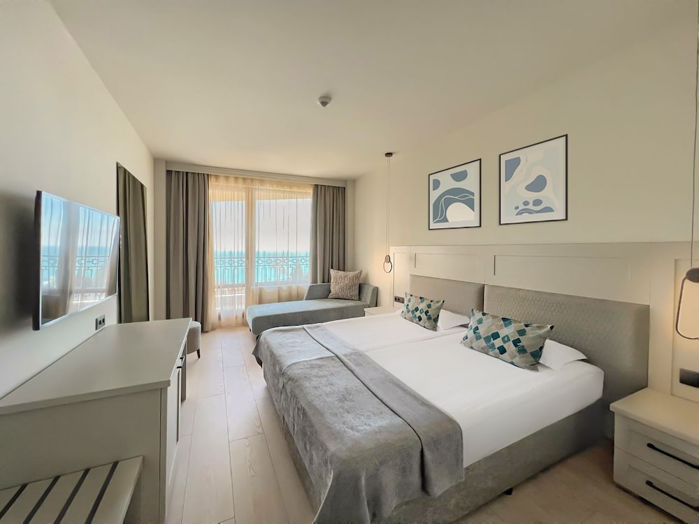 Double Room, Partial Sea View - Free Private Beach Access photo 1