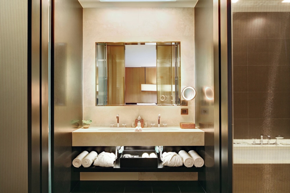 Deluxe Room, 2 Queen Beds thumbnail 5