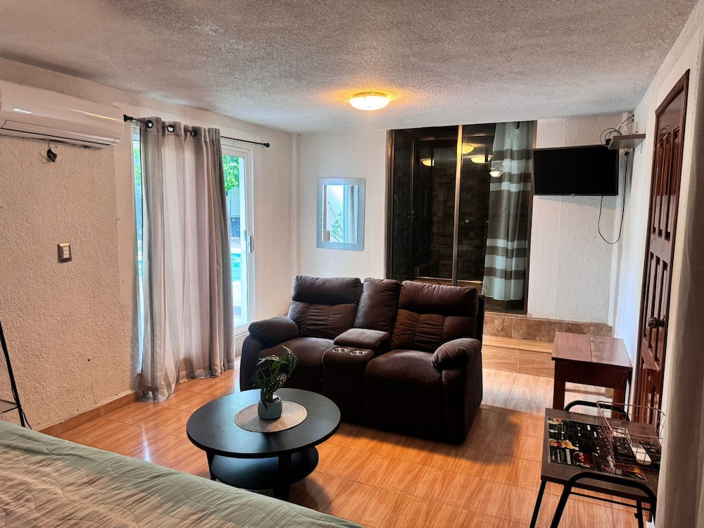 Standard Room, 1 King Bed, Non Smoking, Courtyard View photo 3