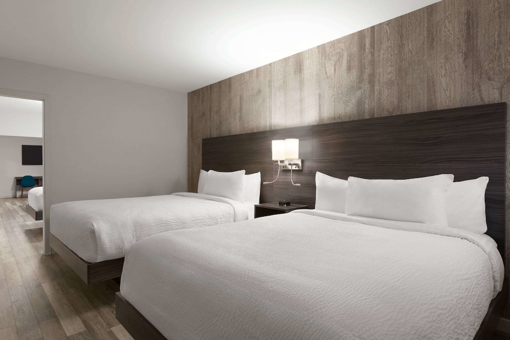 3 Queen Beds, Family Suite, Non-Smoking - Photo 1