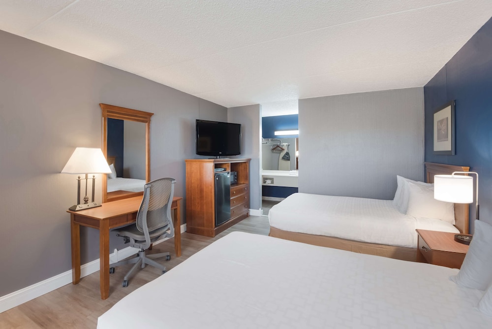 Standard Room, 2 Double Beds, Non Smoking, Refrigerator & Microwave (Pet Friendly) - Photo 3