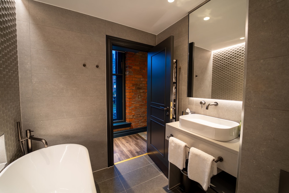 Signature Suite, 1 King Bed - Photo 11