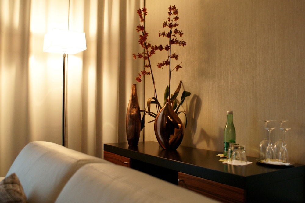 Deluxe Suite, 1 Queen Bed - Photo 1