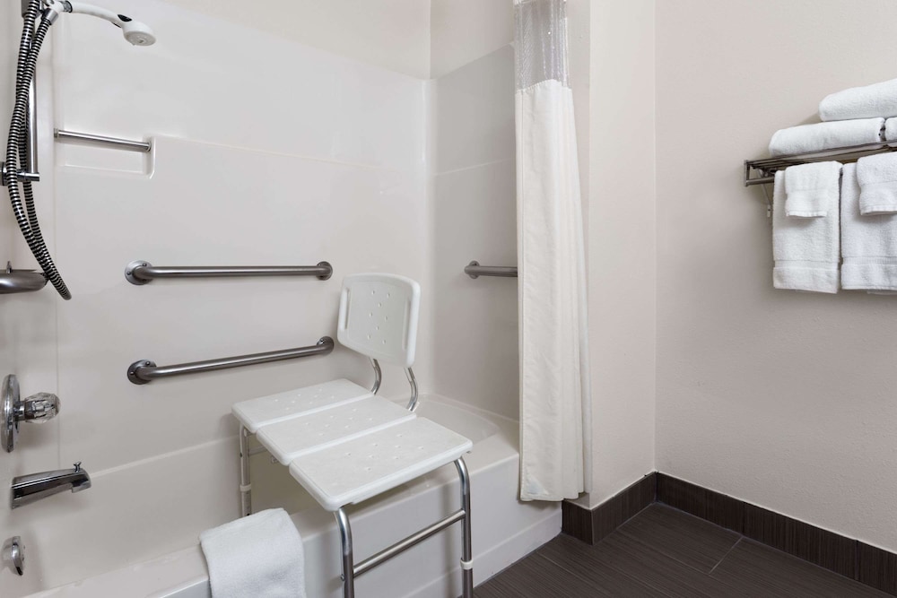 Room, Accessible - Photo 4