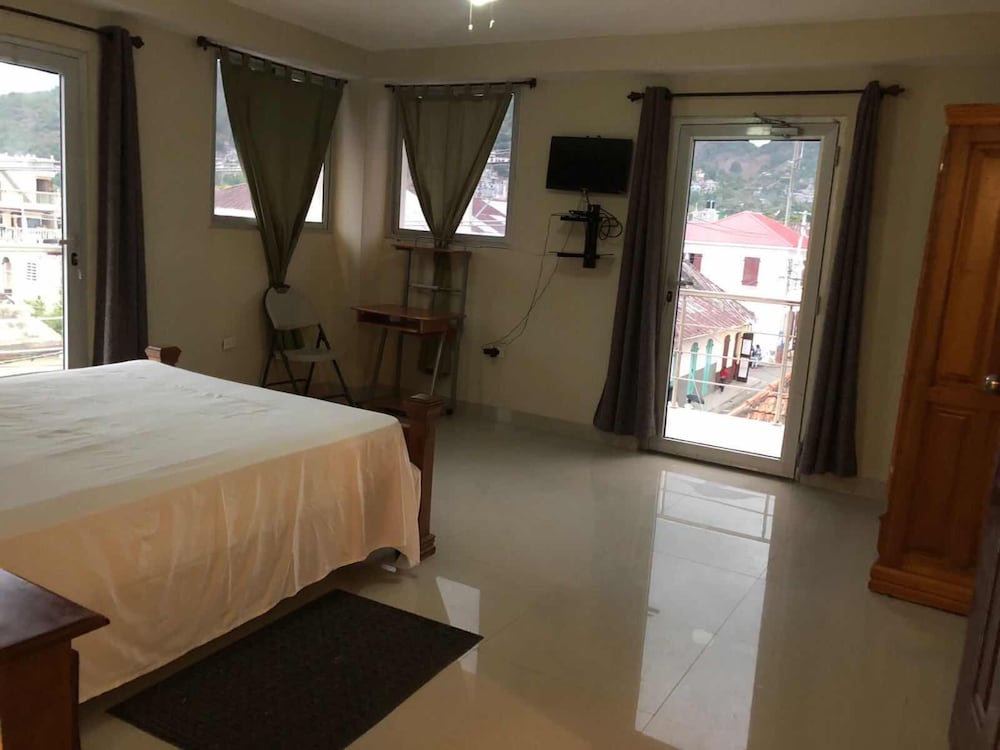 Deluxe Single Room, 1 Queen Bed, Non Smoking, City View photo 2