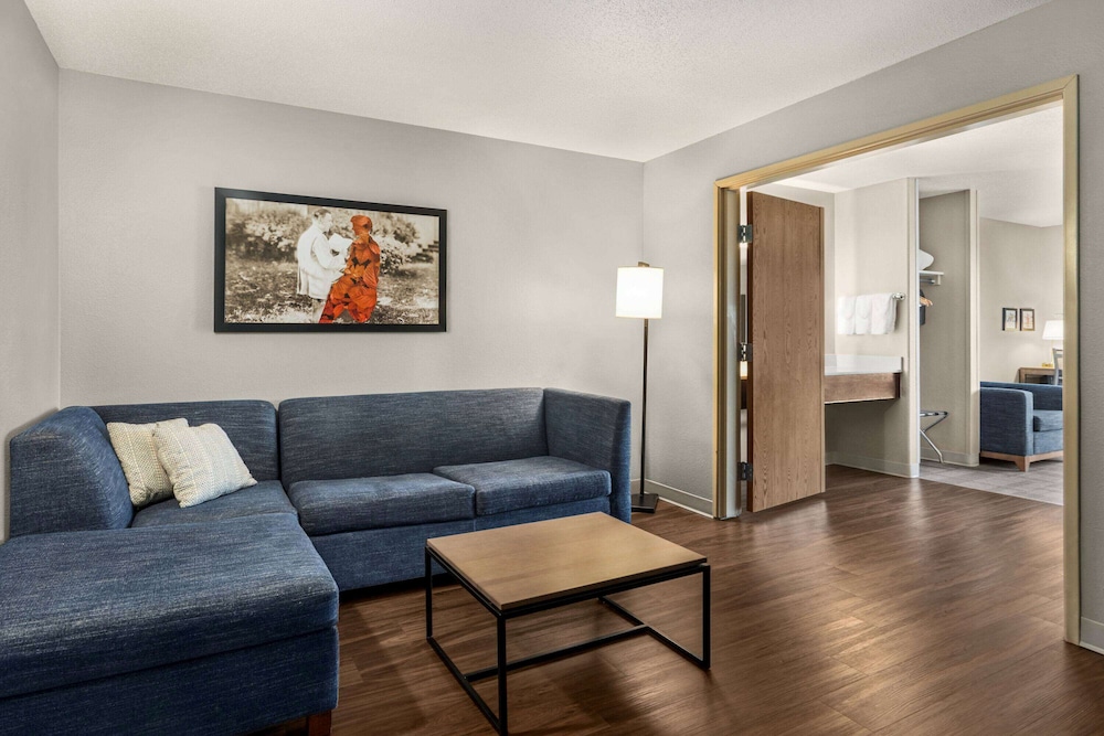 Deluxe Suite, 1 King Bed, Non Smoking - Photo 4