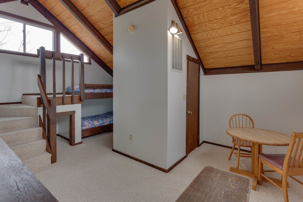 Traditional Chalet, 3 Bedrooms (Pedestal Unit) photo 2