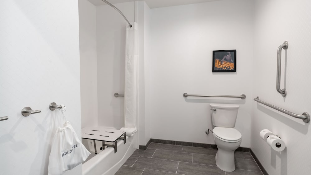 Sandard Room, 2 Queen Beds, Accessible (Roll-in Shower) - Photo 4
