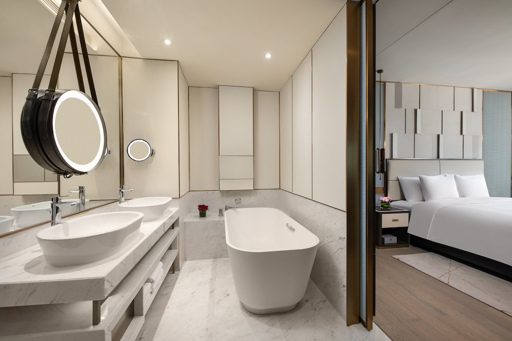 Suite, 1 King Bed, Club Lounge Access (Chairman)